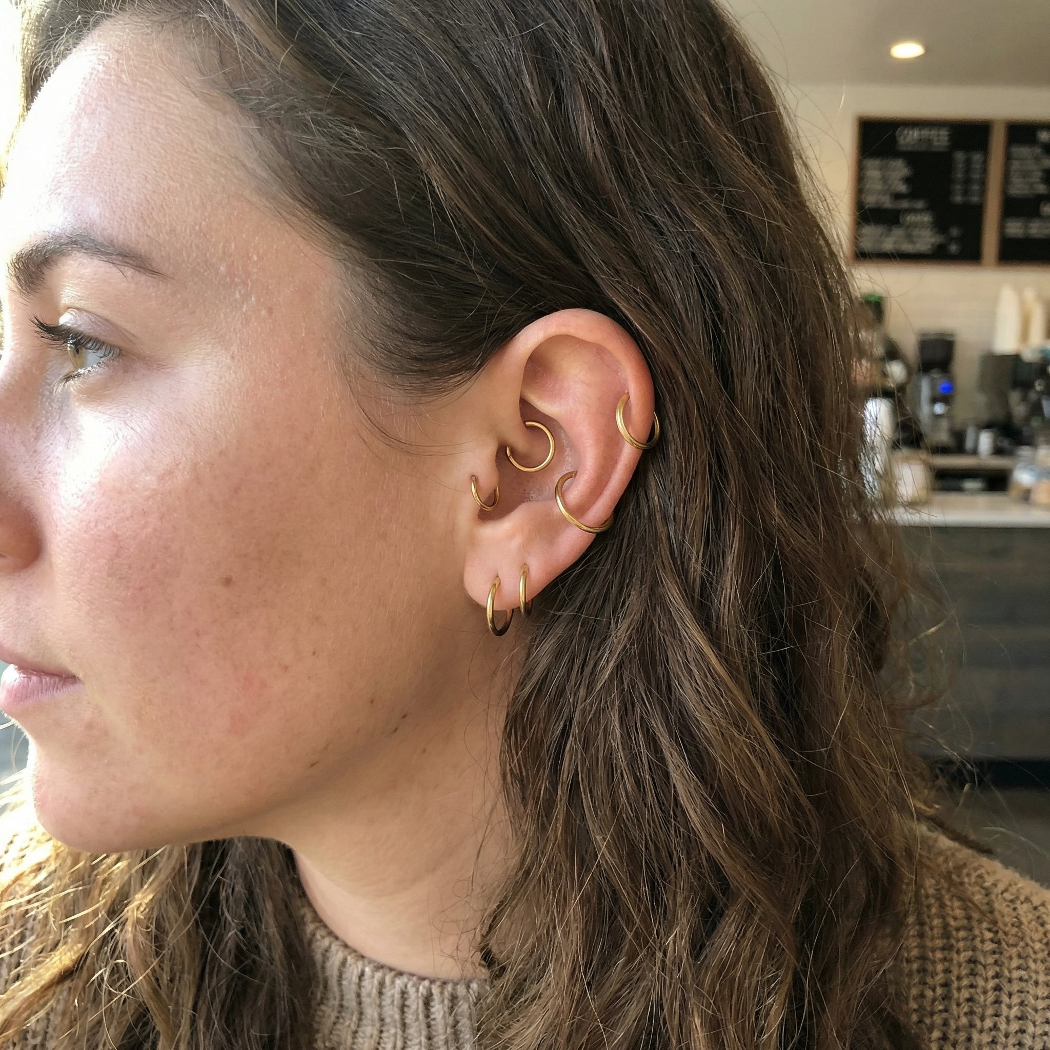 Minimalist Piercing In Septum - Three-quarter face view of