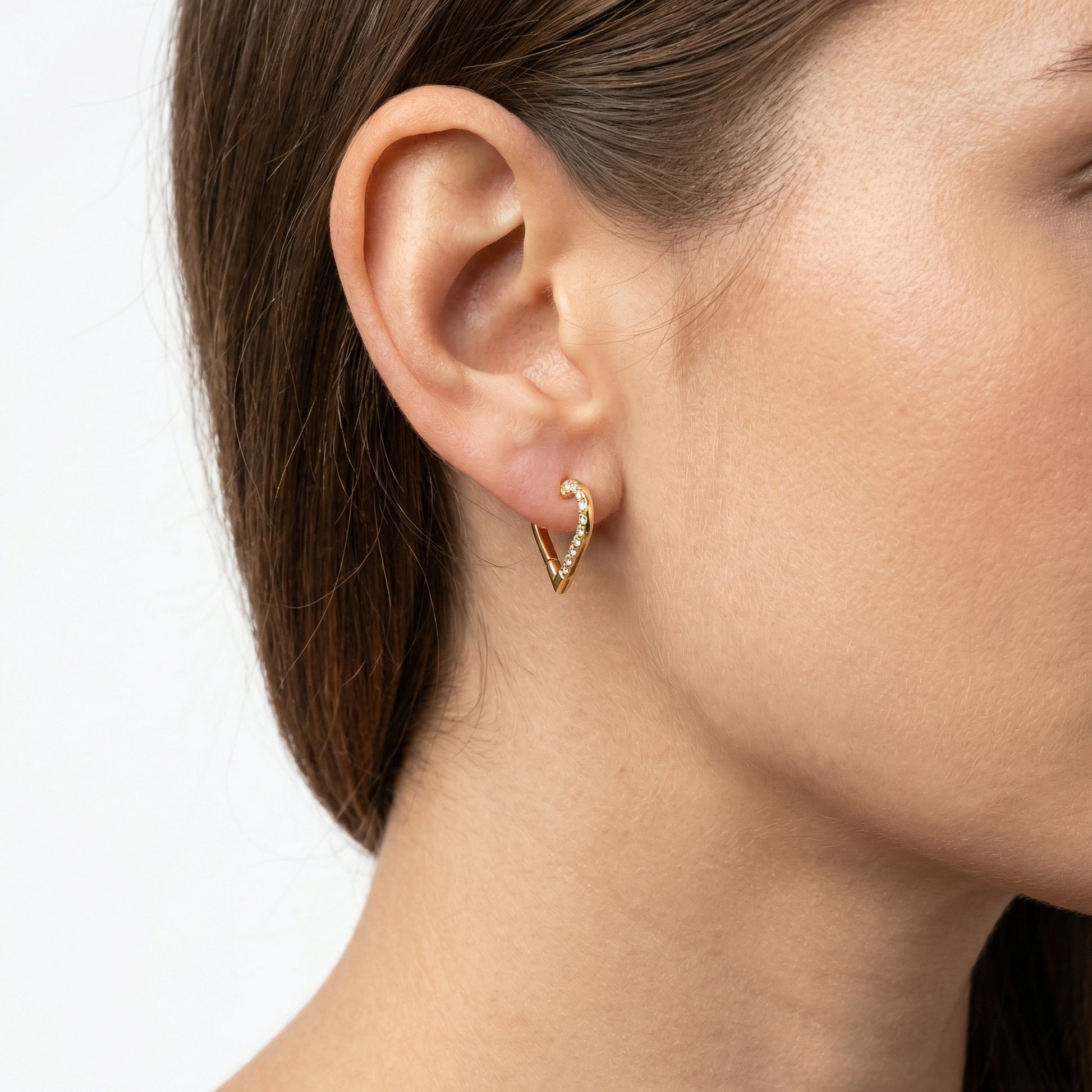 Romantic Piercing In Septum - Gold heart shaped cartilage