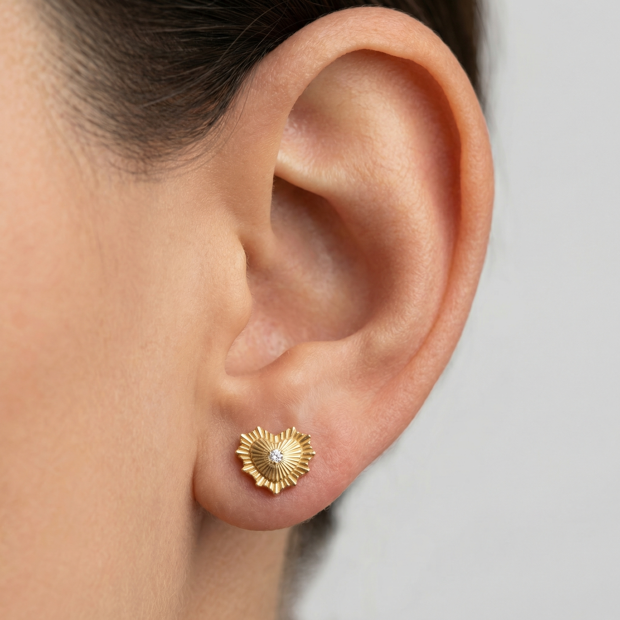 Sunburst Front Helix Piercing - Gold sunburst heart zircon