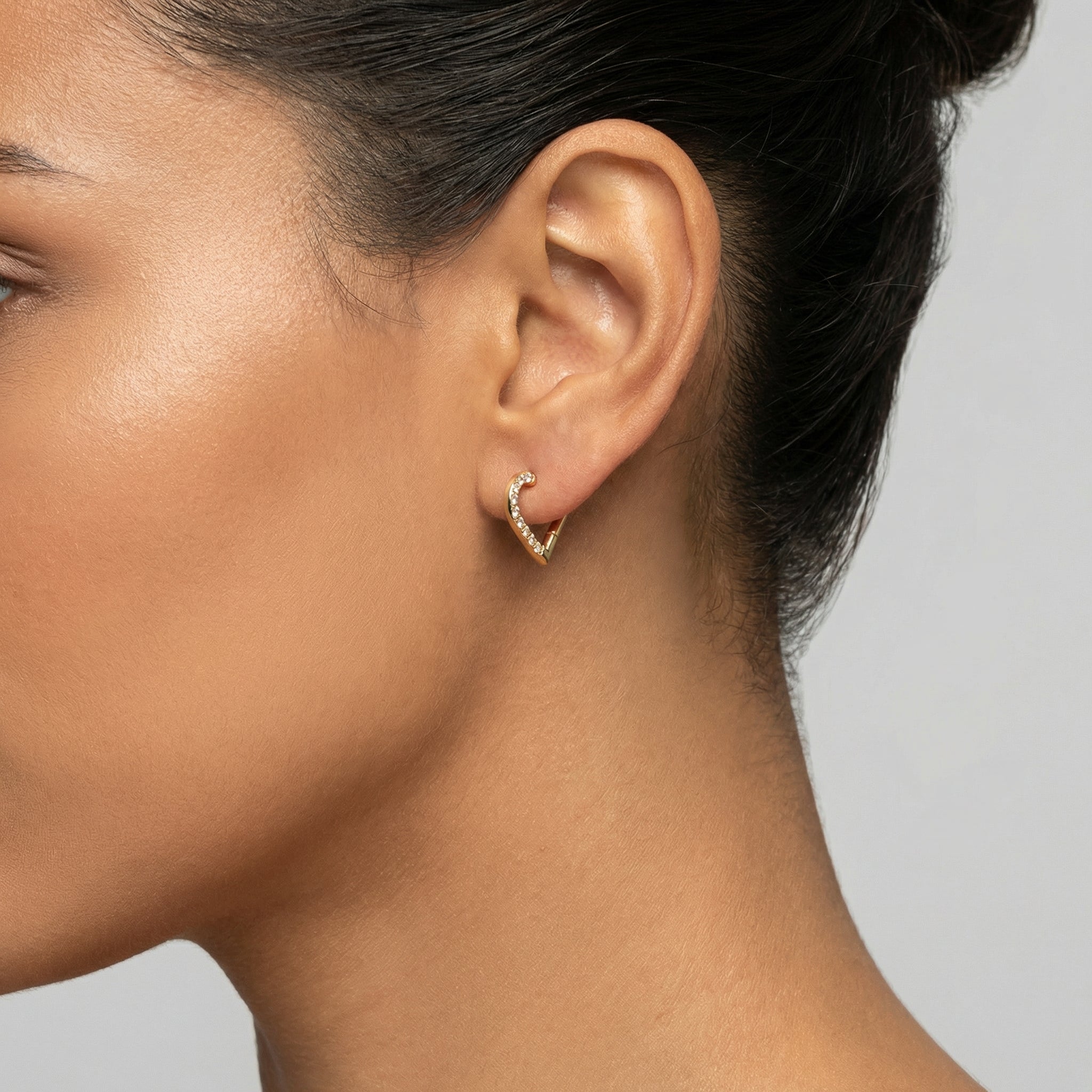 Zircon Piercing In Septum - Model showcasing the 16g
